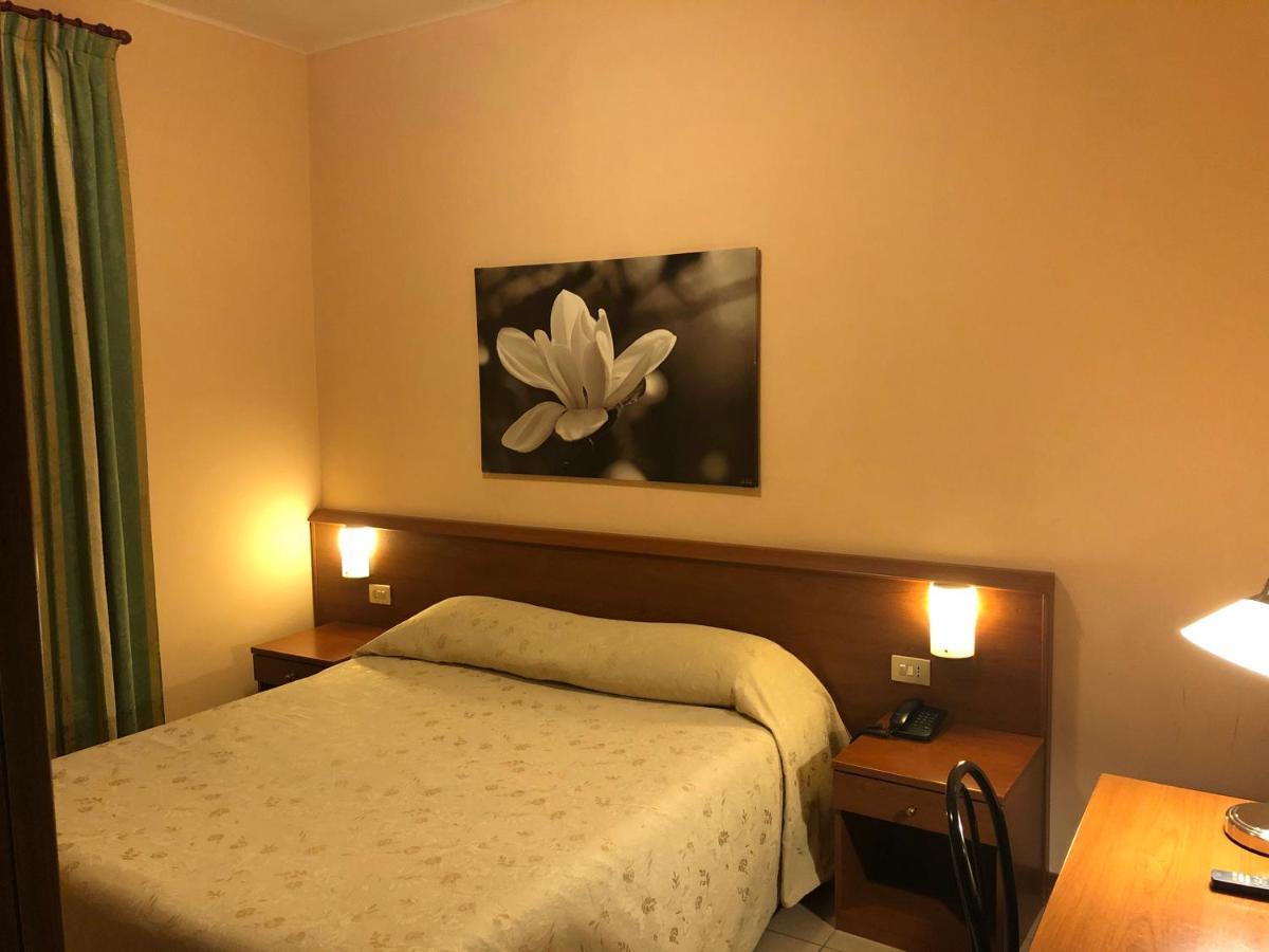 Hotel Paradiso Милано Екстериор снимка