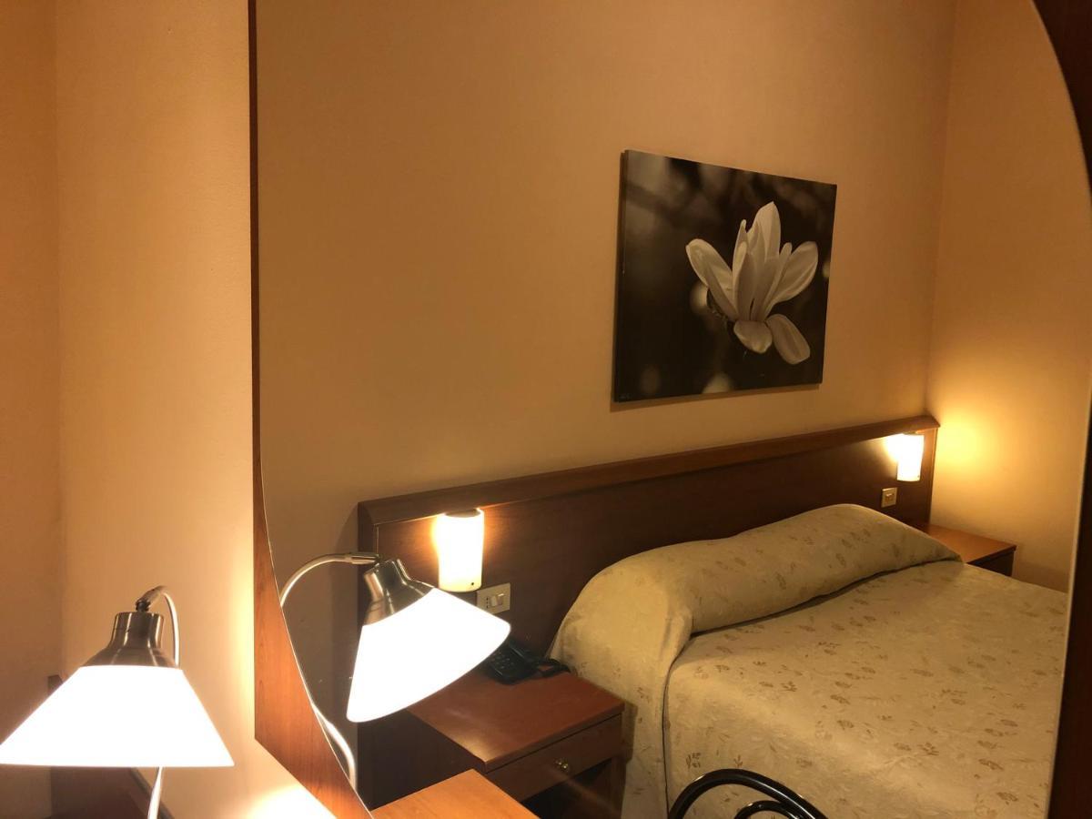 Hotel Paradiso Милано Екстериор снимка