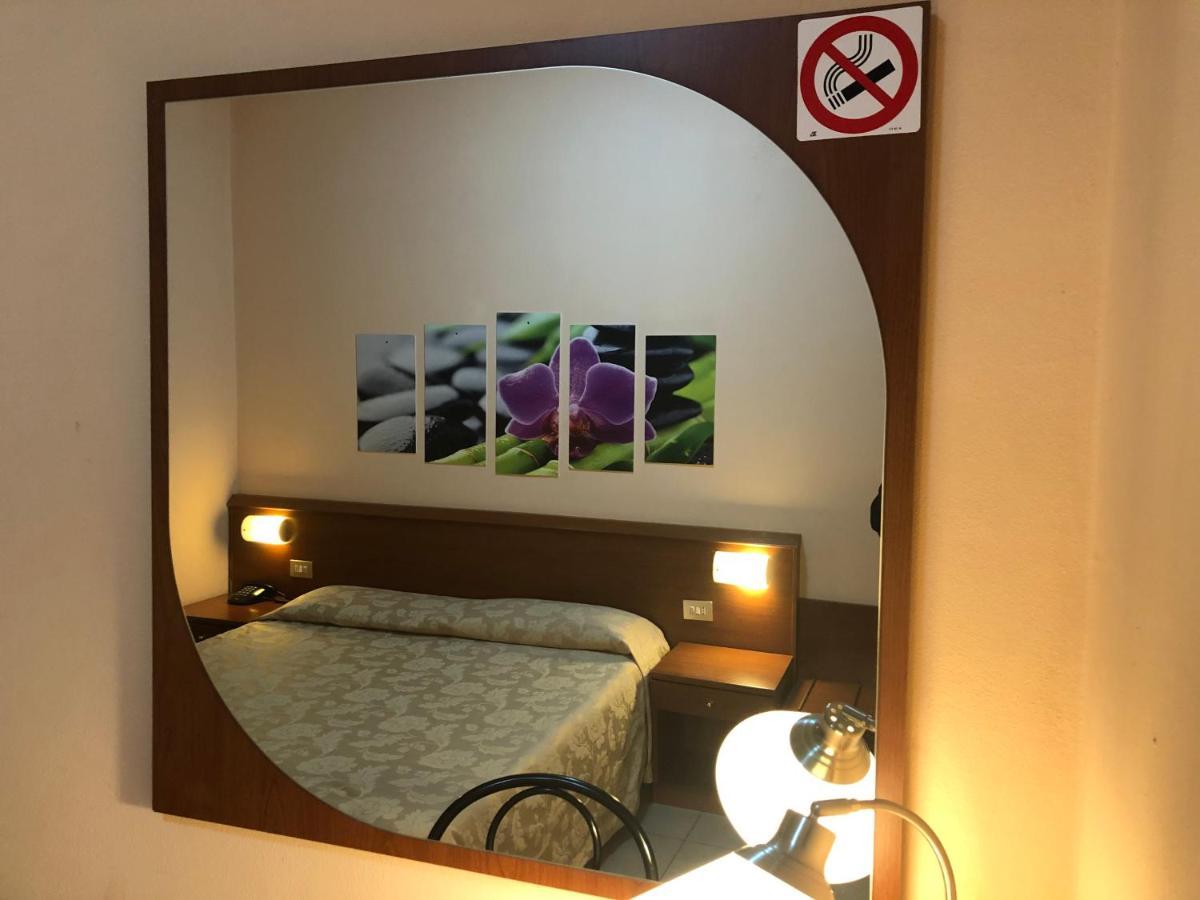 Hotel Paradiso Милано Екстериор снимка