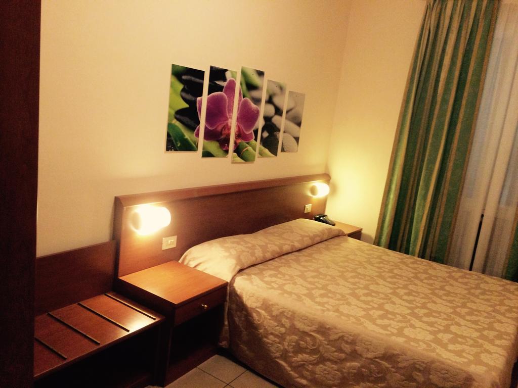 Hotel Paradiso Милано Екстериор снимка