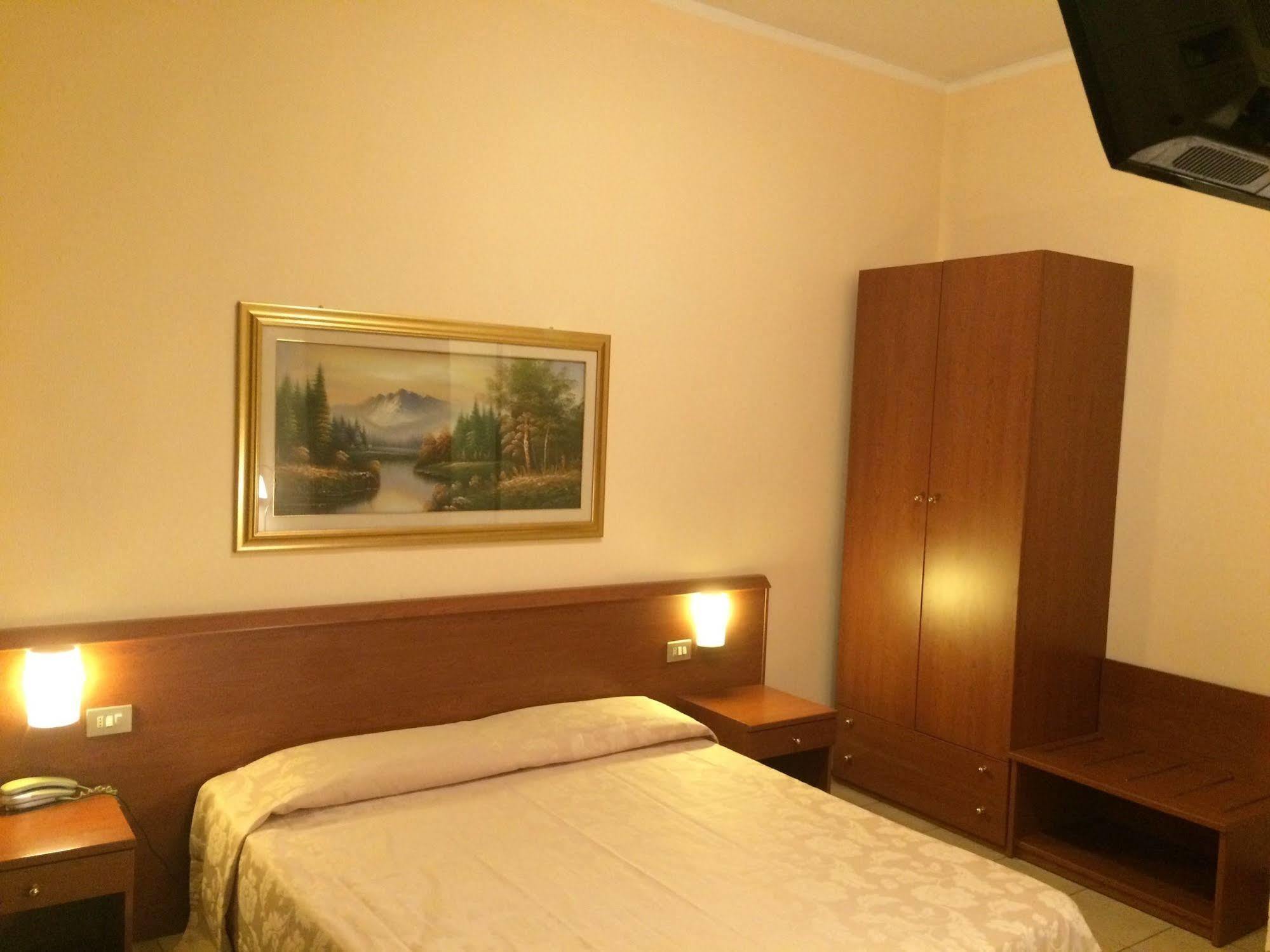 Hotel Paradiso Милано Екстериор снимка