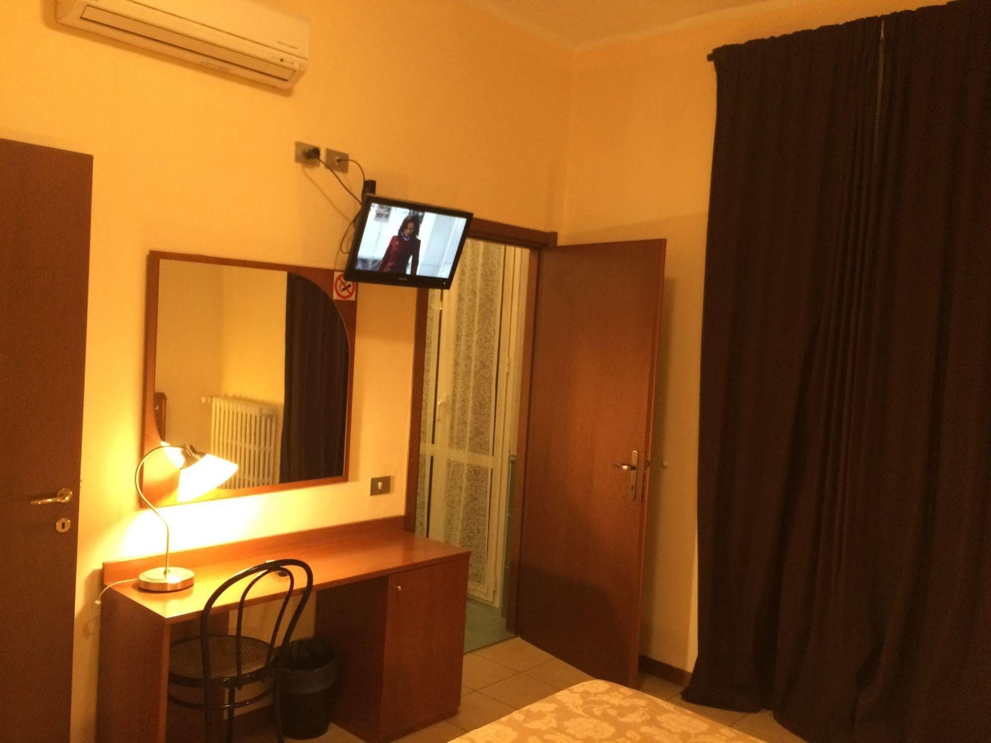 Hotel Paradiso Милано Екстериор снимка