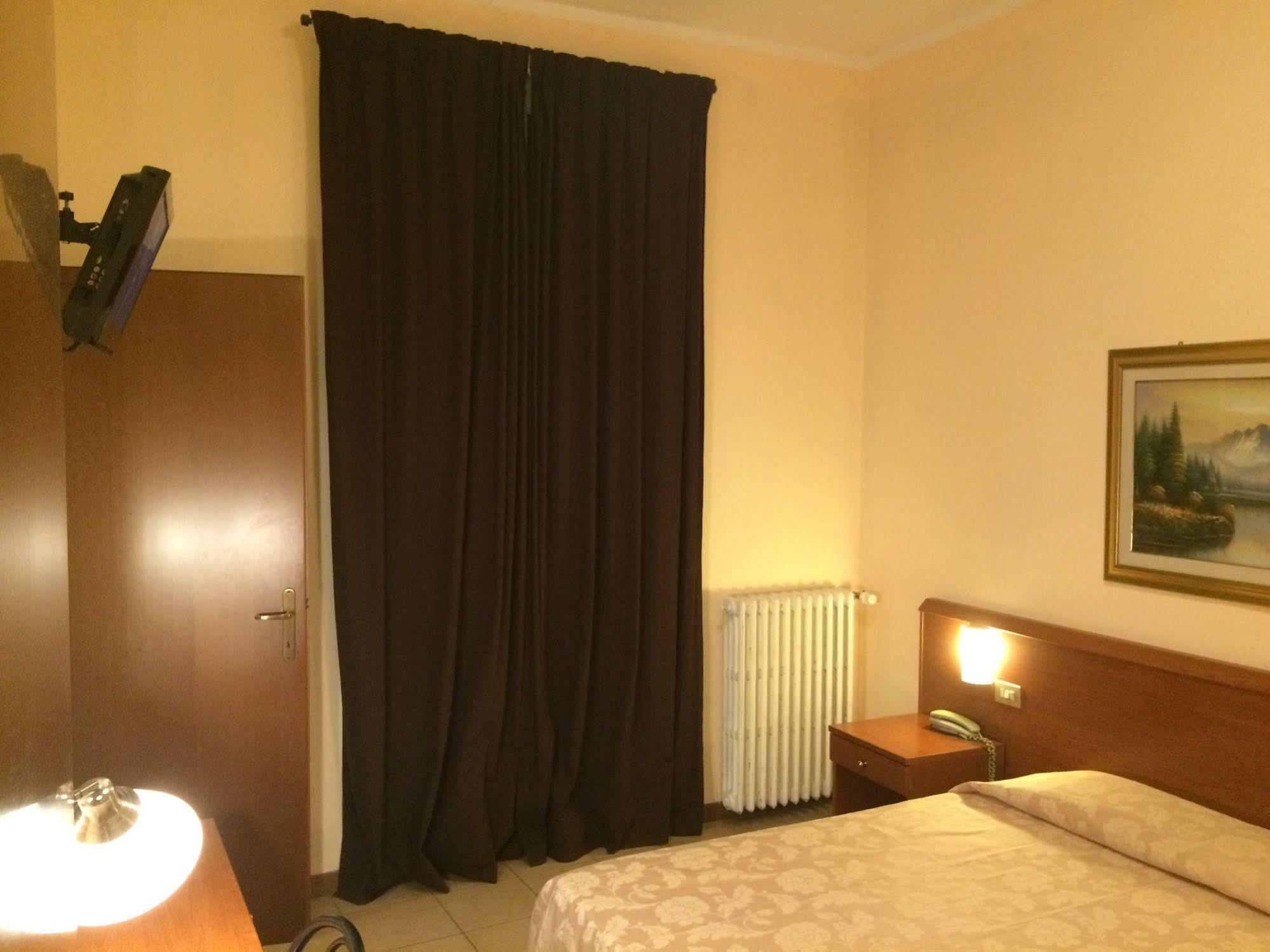 Hotel Paradiso Милано Екстериор снимка