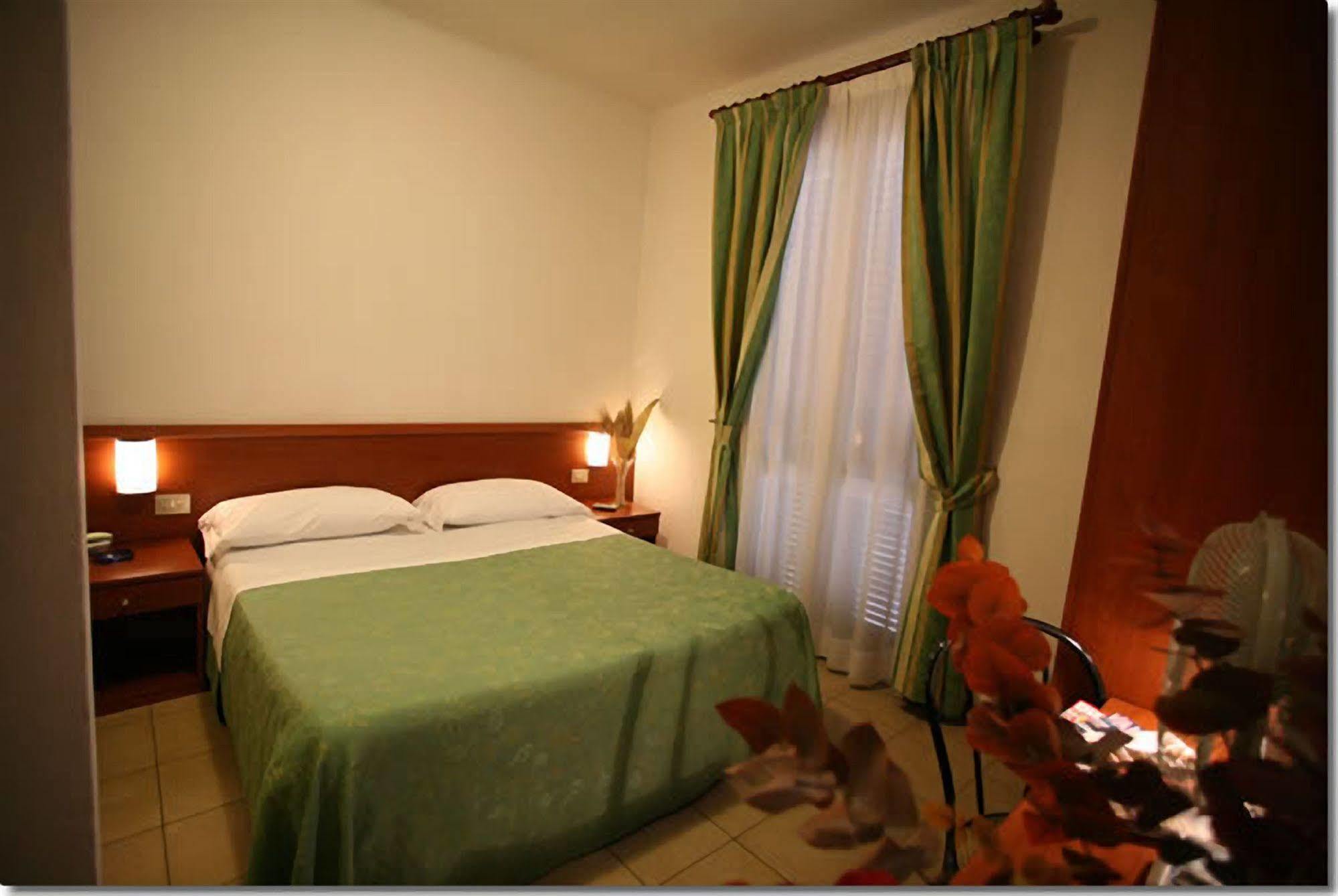 Hotel Paradiso Милано Екстериор снимка