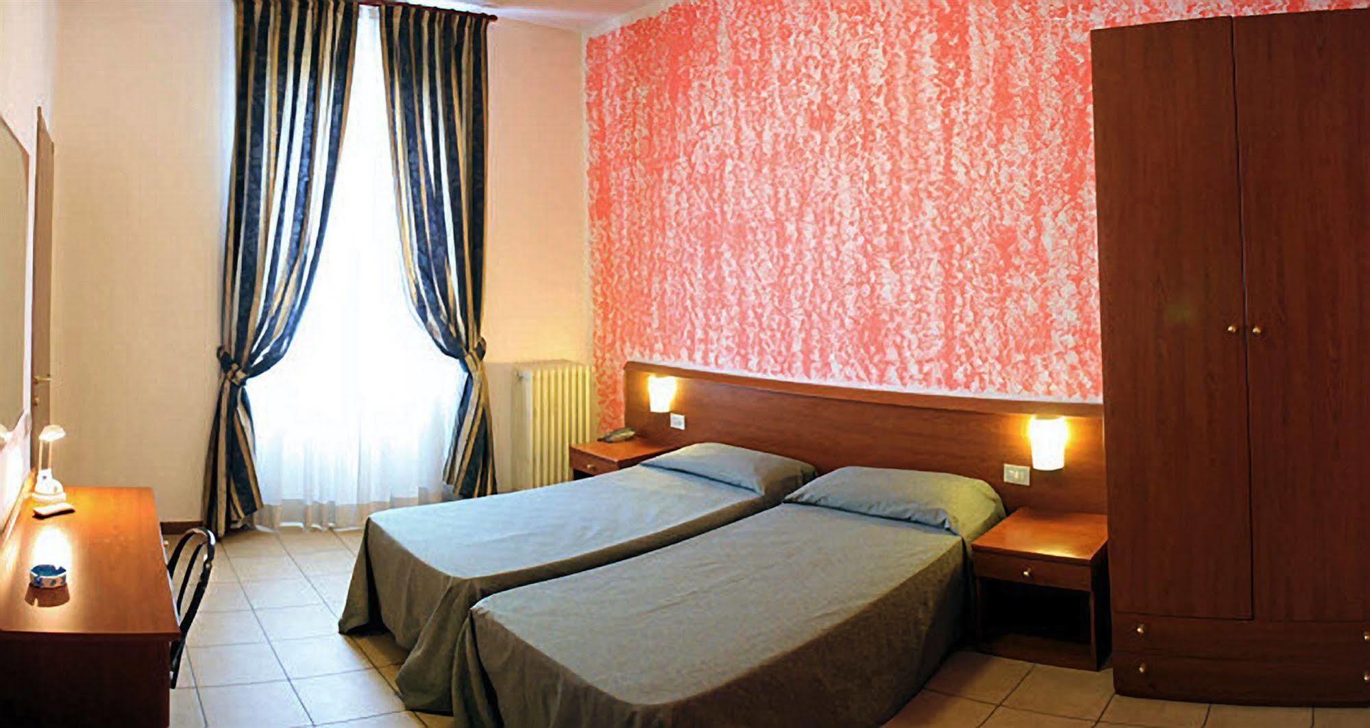 Hotel Paradiso Милано Екстериор снимка