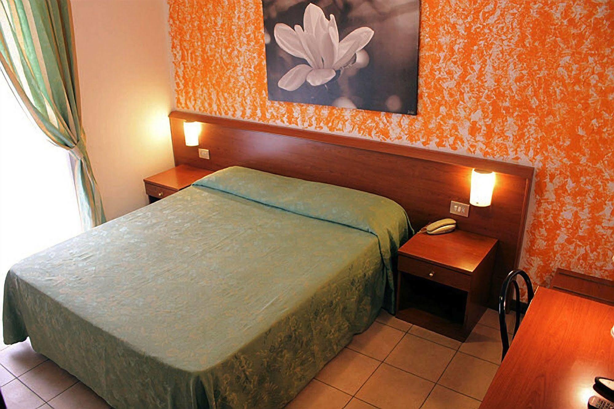 Hotel Paradiso Милано Екстериор снимка